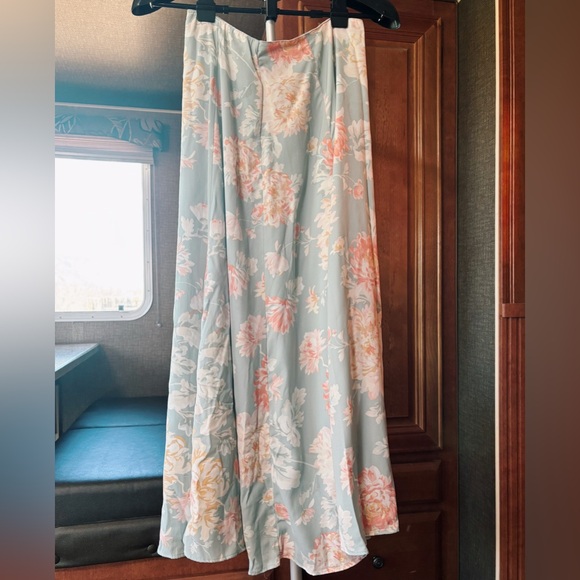 Abercrombie & Fitch Dresses & Skirts - Abercrombie & Fitch 	
Women's Elevated Flowy Maxi Skirt Size MP